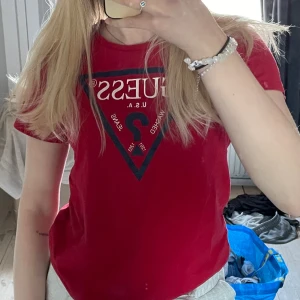 Guess tshirt  - Nyskick ! Från barnavdelningen storlek ”14 years” men skulle klassa som en Xs i damstorlek