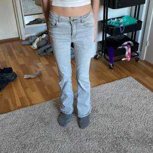 Säljer dessa jeans åt min vän, eftersom dom har blivit för små för henne💗 Jeansen är storlek 146, men passar om man är 145-150 cm lång🙏 Jeansen är köpta för ca 500 kr💸 