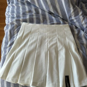 Tenniskjol  - Tenniskjol från bershka, aldrig använd och i nyskick