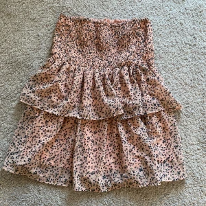 Kjol/topp - En söt volangkjol som man även kan använda som topp, strlk xs-s