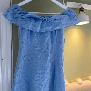 Ljusblå offshoulder klänning 