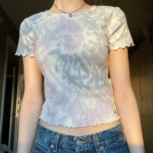 Hollister tröja - Väldigt fin Hollister tröja i storlek xxs men den passar mer som xs-s. Stretchigt ribbat material som är otroligt mjukt!  Skriv vid intresse och frågor! <3