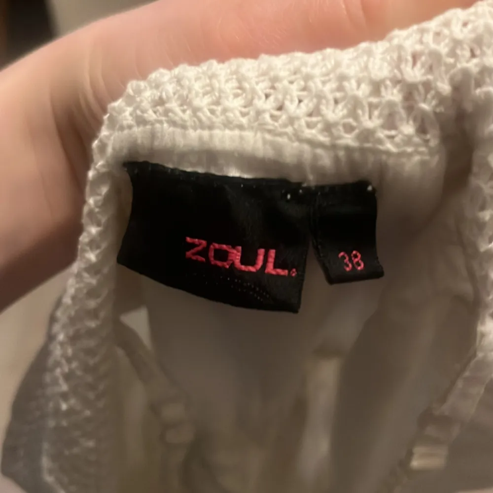  Säljer denna klänning från ett märke som heter ZOUL storleken 38 köpte den för 899 KR . Klänningar.