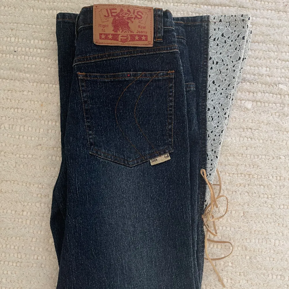 Så coola och unika bootcut jeans i nyskick! Säljer då de tyvärr är  för små för mig.🩵. Jeans & Byxor.
