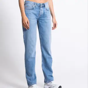 Ett par lågmidjade jeans i modellen icon. Köpt från lager 157 och använt sparsamt! 💗 Skriv för egna bilder eller frågor! 