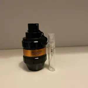 5ml splitt av spicebomb extreme av Viktor&rolf. Riktigt bra vinterparfym och till kallare vädret.   Får in 3,2ml prover snart!!