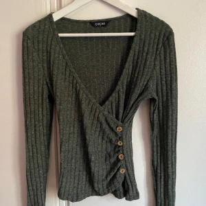 Helt ny Tröja med knappar - Ny och fin. 