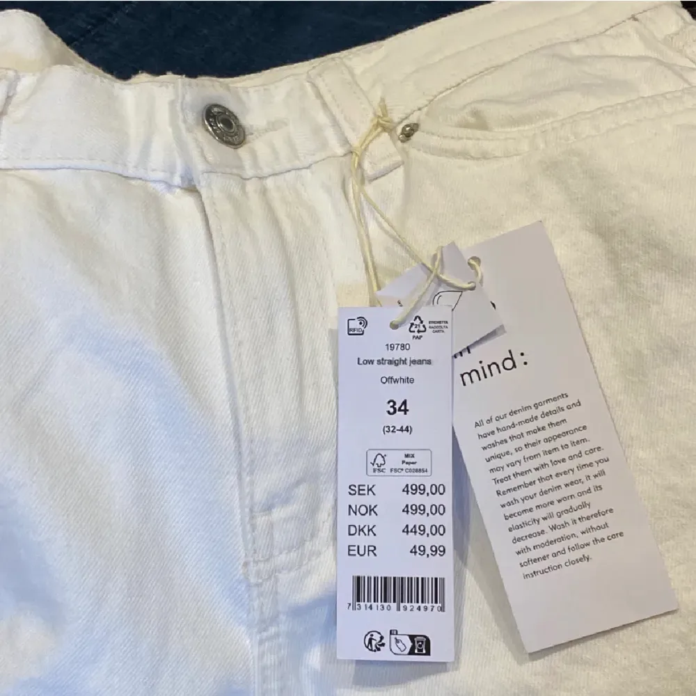 Vita jeans, low straight fit. Aldrig använda, prislapp sitter kvar!  Kontakta om du undrar något. Köpare står för frakt . Jeans & Byxor.