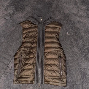 Moncler Cardigan - Säljer nu denna feta moncler cardigan storlek M, skicka vid frågor och bud! Såklart äkta!!