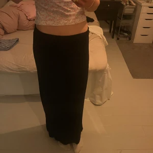 Kjol - Säljer denna skit snygga långa kjolen💕 köptes för 300kr