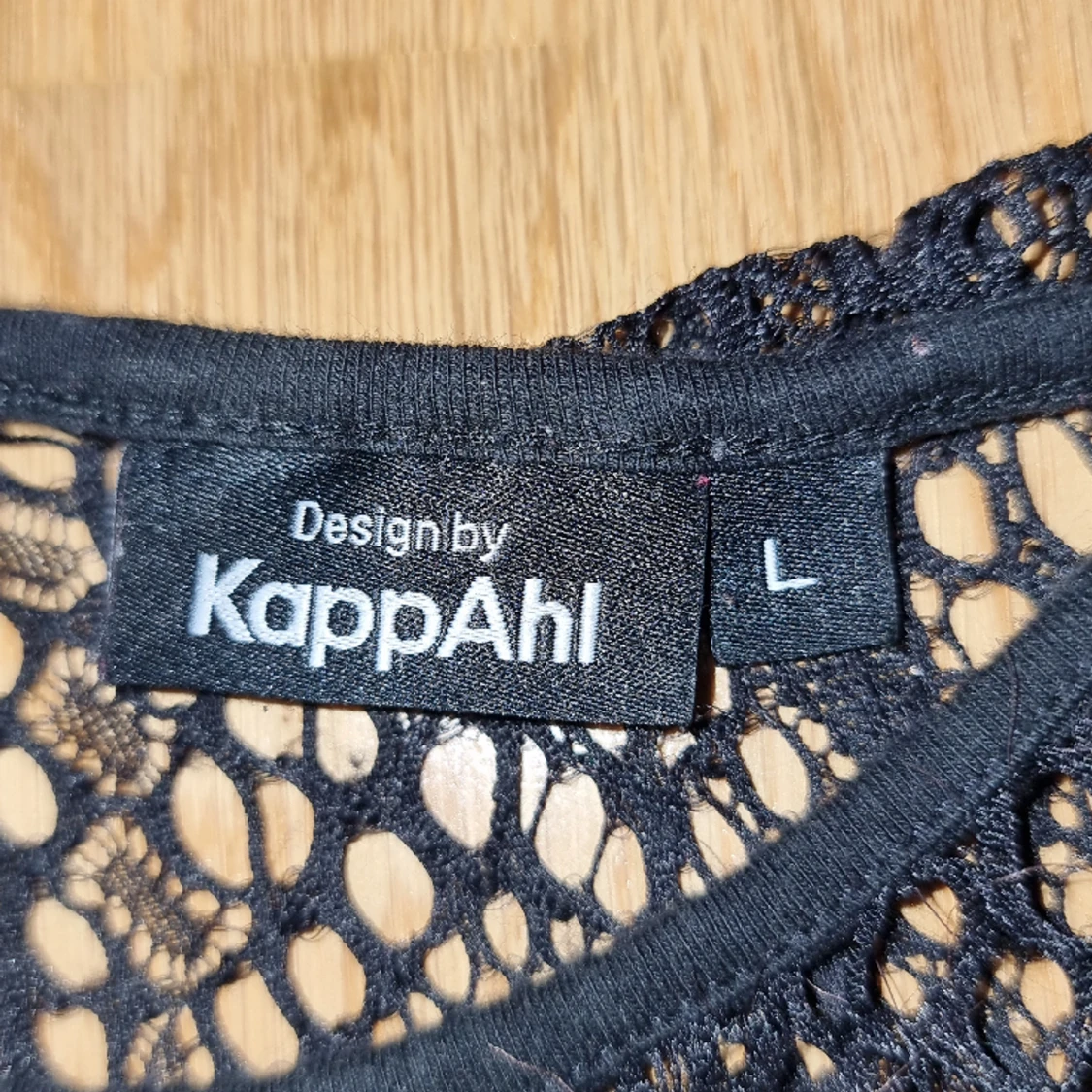 Svart långarmad tröja med hål i,i storlek L bra skick från kappahl - 91