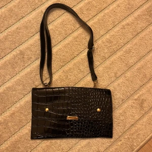 Krokodilväska - Så snygg liten väska i krokodil med justerbart band. Aldrig använt den!