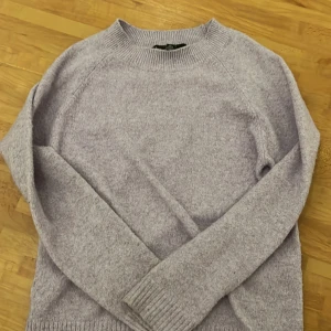 Lila stickad tröja - Jättefin stickad tröja fårn vero moda. Använt ca. 3 gånger så fortfarande väldigt bra skick. Lite nopprig men inget man tänker på alls, köpt för 250kr