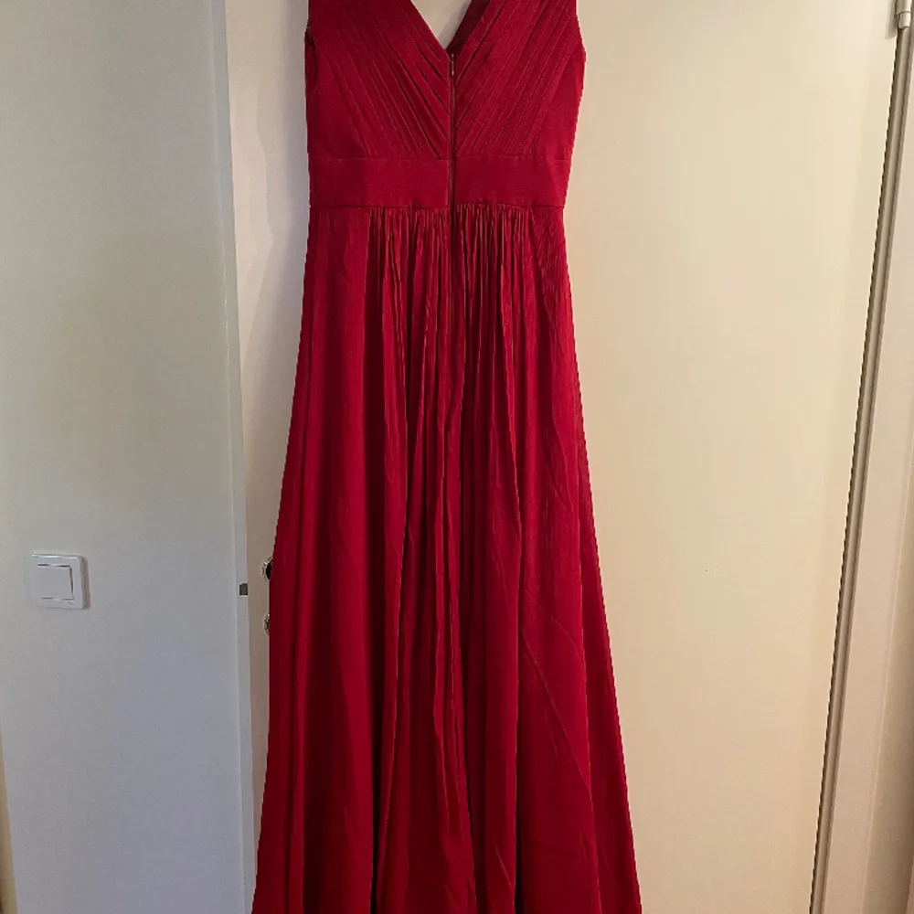Vinröd klänning från Sofia Moore, ungefärlig storlek 36/38. Bara använd en gång så i mycket bra skick.  Går ned till golvet för mig som är 172 cm lång. Omfång över bröstkorgen: 74 cm runt Se bild för mått.. Klänningar.