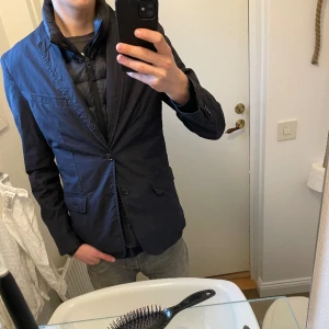 Overshirt kavajjacka massimo dutti  - Säljer min överkavaj / overshirt / kavajjacka från Massimo dutti i fint skick! Storlek S. Hör av er vid frågor!