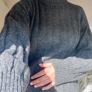 Stickad tröja  - Väldigt fin stickad tröja, endast använd 1 gång då den är för liten för mig 🖤