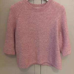 Kortärmad alpacka stickad tröja från &otherstories i så fin rosa färg. Nästan alldrig använd så den är som ny. Perfekt till vår och sommar😇