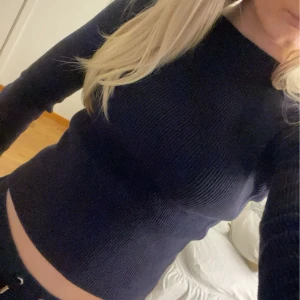 Marinblå ribbad topp - Knapp använd och i bra skick!