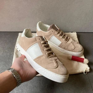 Valentino garavani flycrew - Ett par riktigt feta beige Valentino Flycrews | Storlek 42/43 | ingår: Dust bag, extra laces | | bra skick: 9/10 | Fraktar, men kan även mötas upp i Stockholm | pris kan diskuteras vid snabb affär! Hör av dig vid minsta fråga eller fundering!