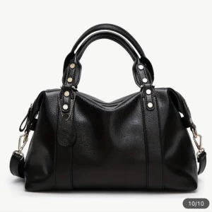 Väska - Säljer dessa jag köper in då jag är sponsrad! Priser: Röda väskan- 350kr Beigea väskan- 420kr Svarta väskan- 350kr