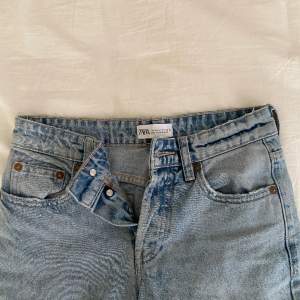 säljer ett par zara jeans i strl 32, har växt ur dem och därför säljer jag! de är använda, men i fint skick☺️ de har en liten fläck (bild 3) men annars inga defekter! hör av dig över frågor