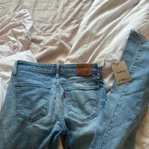 Säljer dessa fina blåa lågmidjade bootcut Levis jeans i storlek 24 som motsvarar XS/S, de är helt nya från Sellpy och har en liten defekt som syns på tredje bilden 💕Pris kan diskuteras 