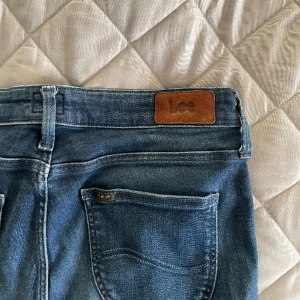 Lee jeans - Lågmidjade Bootcut jeans från lee, jätte fint skick⭐️är 165cm!🥰storlek 28 men passar även mindre!💕