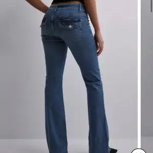Helt oanvända med prislappen på, low waisted boot cut jeans. Nypris 699kr, hann inte returnera pga av fel storlek. 