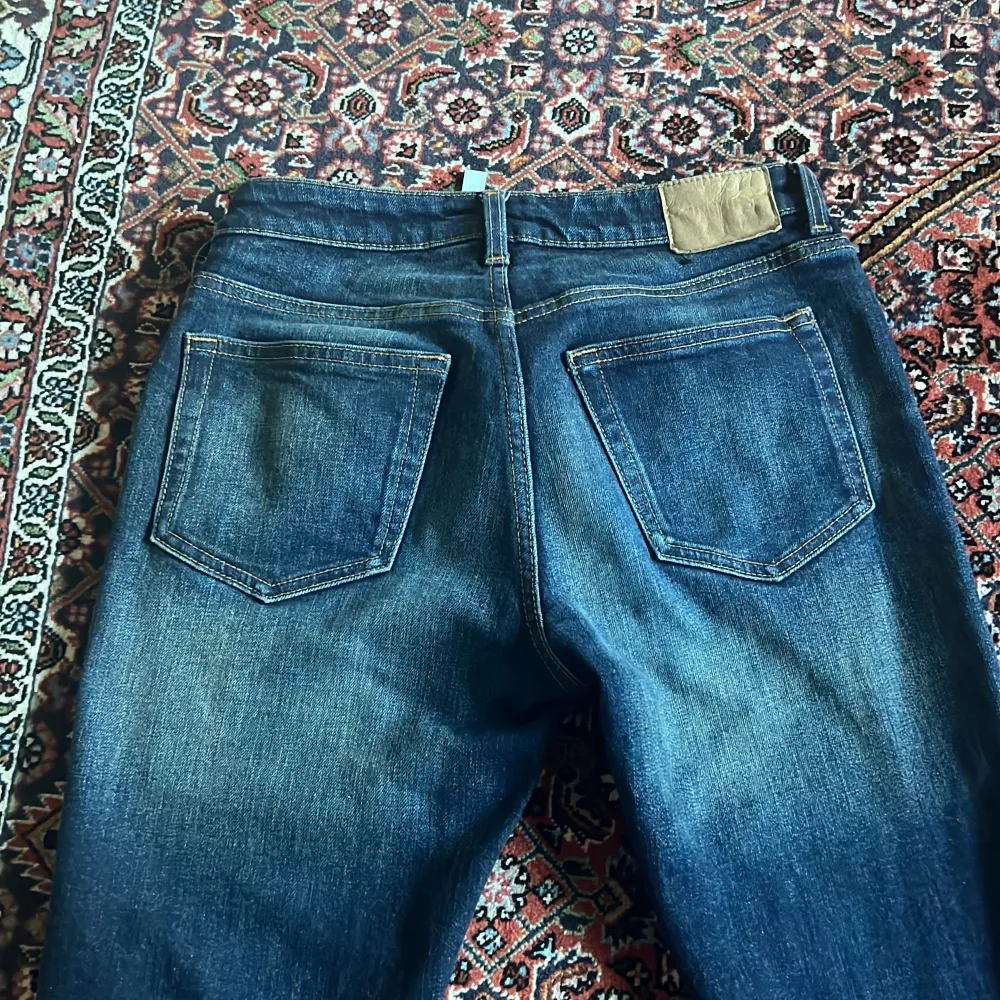 Älskar dessa jeans men har 2 av samma. Dem e från weekday i storlek 27/34 modellen flame. Midjan e 37cm, innerben e 82cm.. Jeans & Byxor.