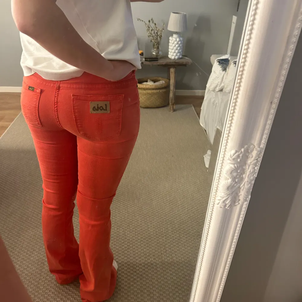 Orangea/korall färgade jeans från lois. Toppskick. De är även stretchiga i materialet. Älskar de men de är tyvärr för tajta över lår och höfter på mig. Midjemått:33cm rakt över. Innerbenslängd: 79cm . Jeans & Byxor.