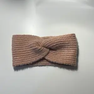 Ett rosa pannband perfekt för vintern Använts under en vinter bara Kommer inte till användning längre 