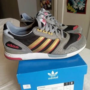 Adidas skor - Sparsamt använda Adidas skor så i fint skick. Storlek 38 2/3