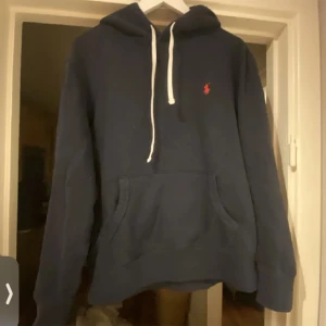 Ralph Lauren Hoddie - En väldigt fin och bra Ralph Lauren Hoddie som jag växt ut, lite använd och väldigt fräsch, bara att skriva om funderingar och pris kan diskuteras vid snabbt köpt: