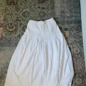 Fin kjol från stradivarus som har använts 1 gång, passar lite kortare typ 150-165