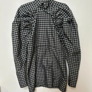 Puffärmad rutig klänning  - Använda Max två gånger. Säljer nu för jag har vuxit ur den. Nypris 3500kr