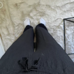 Nya linnebyxor från Nelly - Svarta linnebyxor från Nelly i storlek S. Bara använda en gång och tvättade, nyskick!  Kostar 399 kr i nypris och heter ”Pull on linen pants” på Nellys hemsida.