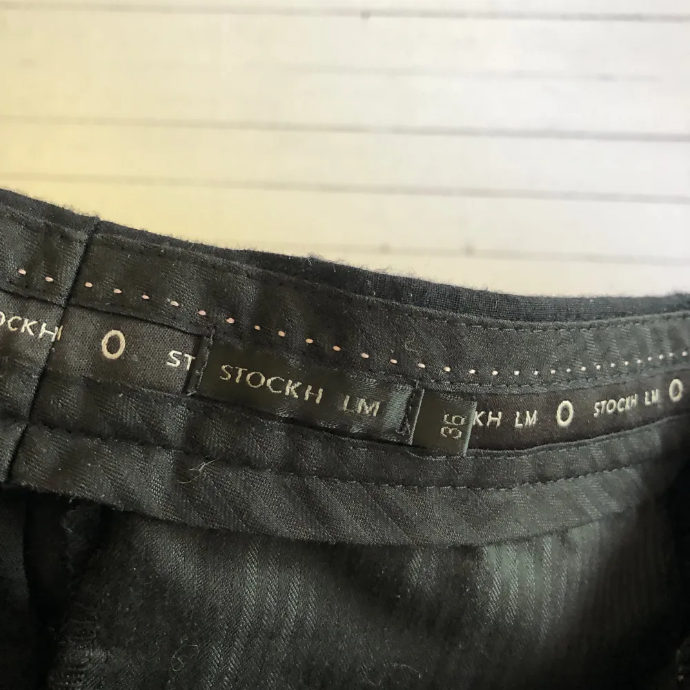Supersköna och snygga lågmidjat svarta kostymbyxor i storlek 36 från märket STOCKH LM 🤍 inga defekter eller liknande!. Jeans & Byxor.