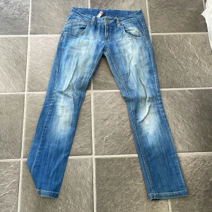 Low-Waist jeans - Lite slitna, men mycket kvar att ge. Någon enstaka söm som har börjat fransa upp sig. Lappen innuti byxan har släppt.