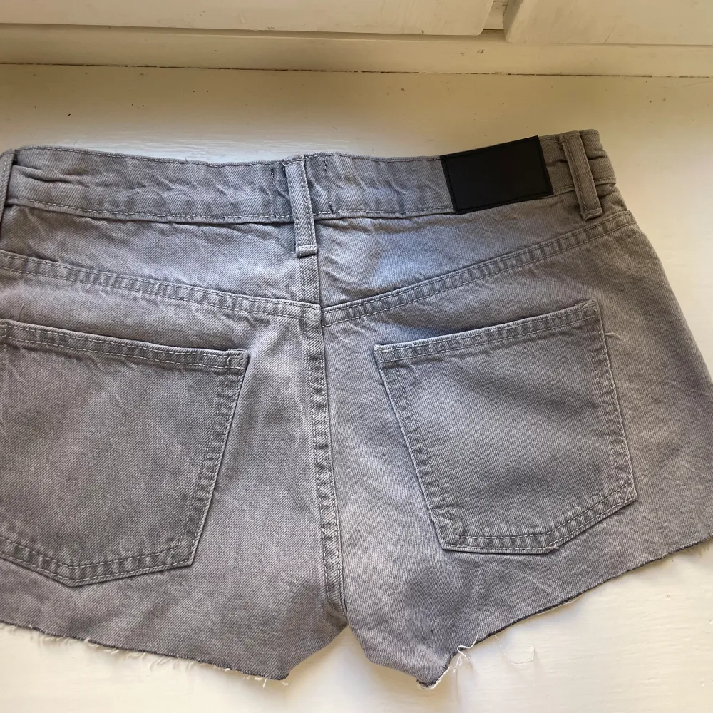 Jätte snygga jeans shorts till sommaren!💕💕de är lågmidjade/mid waist och i nyskick. Jag säljer dem då de var för stora🥲 Kontakta mig vid frågor och intresse! Pris kan diskuteras!. Shorts.