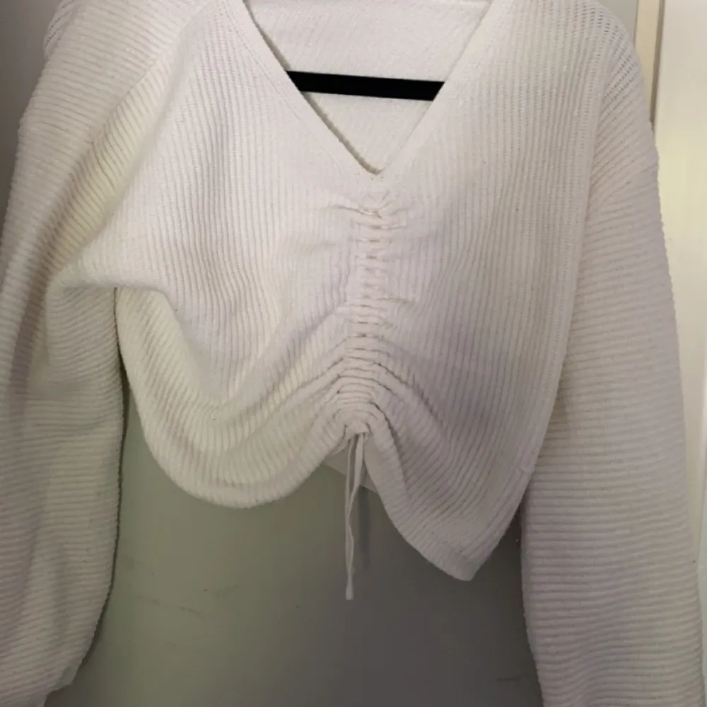 V-ringad stickad tröja vit skön och använd ett fåtal ggr passar fint till mycket 🤍. Tröjor & Koftor.