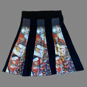 Fin kjol med konstnärligt tryck! - jättesnygg kjol med fint tryck👁️👁️