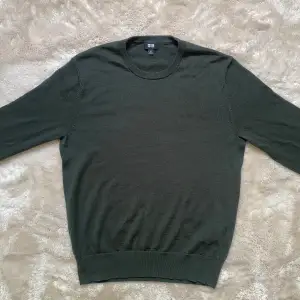 Vi säljer nu denna olivgröna tröja från Uniqlo i fint material. Skick 10/10, inga defekter. Nypris 599kr mitt pris 250kr. Skriv för fler frågor eller funderingar. 🤩