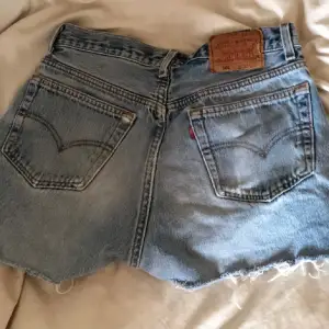 Snygga Levis jeans shorts med midjemått på 35cm rakt över, passar någon som har s/m beroende på vad man vill ha för passform! 💕 
