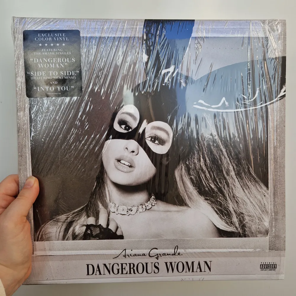 Ariana Grande - Dangerous woman (limited edition) Endast öppnad, skivorna aldrig spelade. Plasten kvar på fodralet.. Övrigt.