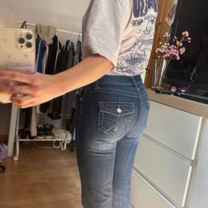 Supersnygga trendiga vintage jeans, lowrise & smått utsvängda nedtill. Snygga detaljer med fickorna 💖🙌🏻 Passar både XS/S!  säljer pga tycker de är lite för tajta på mig tyvärr :( 