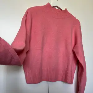 En rosa stickad tröja från Other stories. Använd med i ett fint skick.