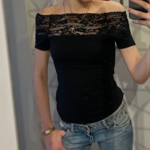 Spetstopp  - svart Spetstopp från hm i storlek S. Inga defekter. Säljer även en i grå! Köp sker via köp nu, jag postar inom 24h