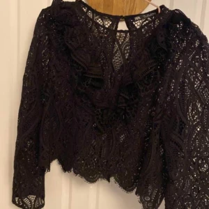 Spets topp Zara - Storlek L men passar mig som har s/m  Väldigt liten i storleken