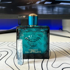 Versace Eros EdT - Parfym Samples av Versace Eros EdT! Finns i 1ml, 2ml, 3ml, 5ml och 10ml. 1ml=19kr, 2ml=39kr, 3ml=49kr, 5ml=69kr, 10ml=129kr. 18kr frakt, betala med Swish😁