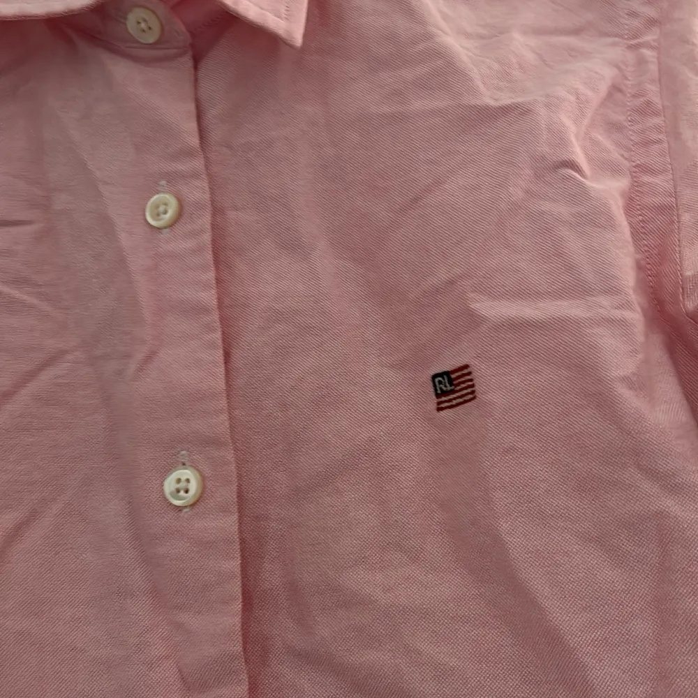 En fin skjorta från Ralph L köpte 899kr säljer 150kr har använt få gånger . Skjortor.